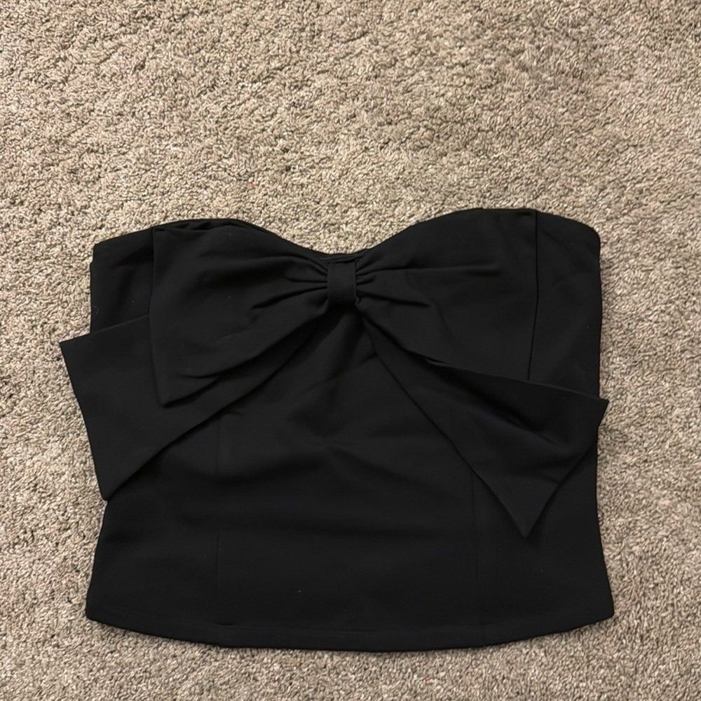 ee:some black tube top with a bow. It is a size large.